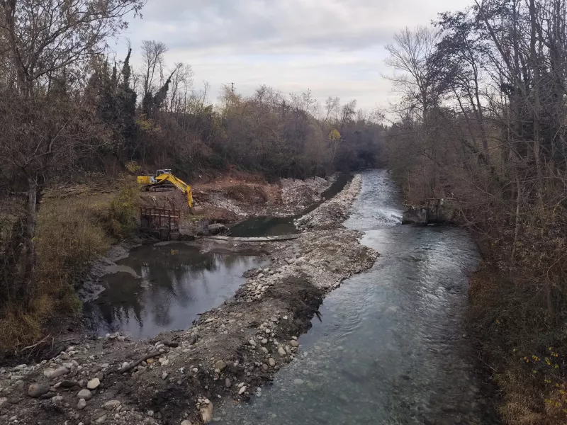 Un tratto del torrente Maira durante i lavori di riqualificazione