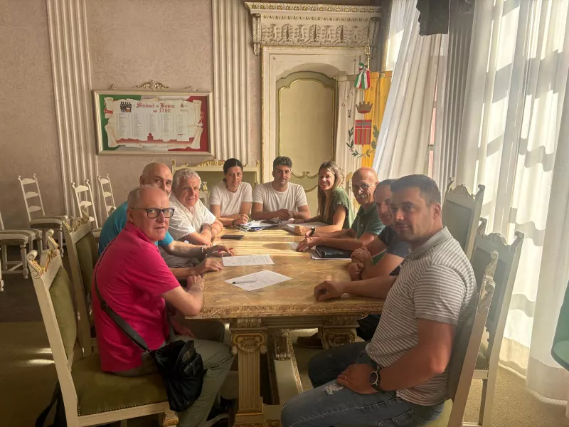 Firma della convenzione nel Palazzo del Municipio, a partire da destra: l'assessore Bruno Olivero, il prosindaco del Municipio di Valmala Andrea Picco, il Sindaco Ezio Donadio, la vice-sindaca Beatrice Aimar, gli assessori Giovanni Cismondi e Lucia Rosso, il consigliere Gianpiero Marino della CRI Busca, i presidenti dei Comitati della Croce Rossa di Busca e Melle Sergio Fino ed Enrico Giubergia