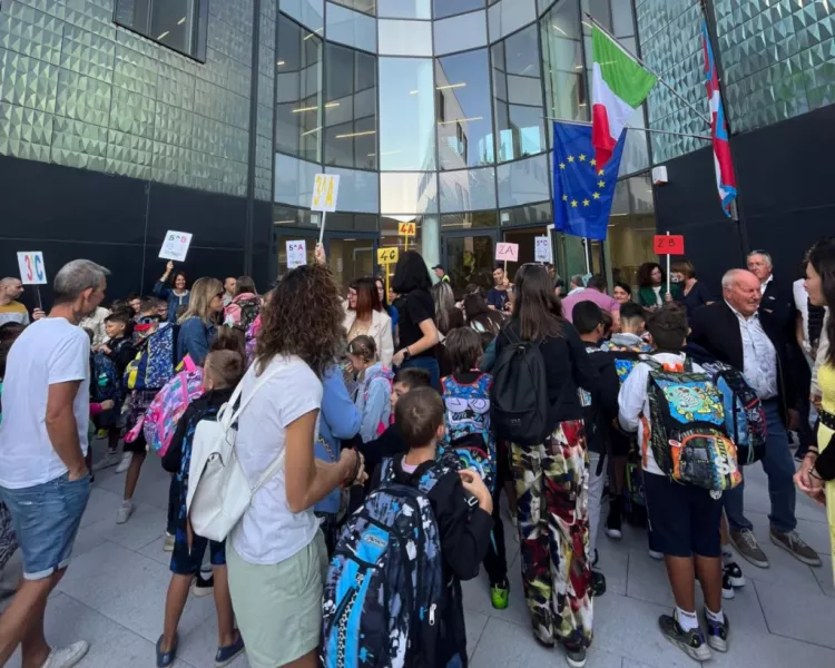 L'ingresso degli alunni nel nuovo polo scolastico