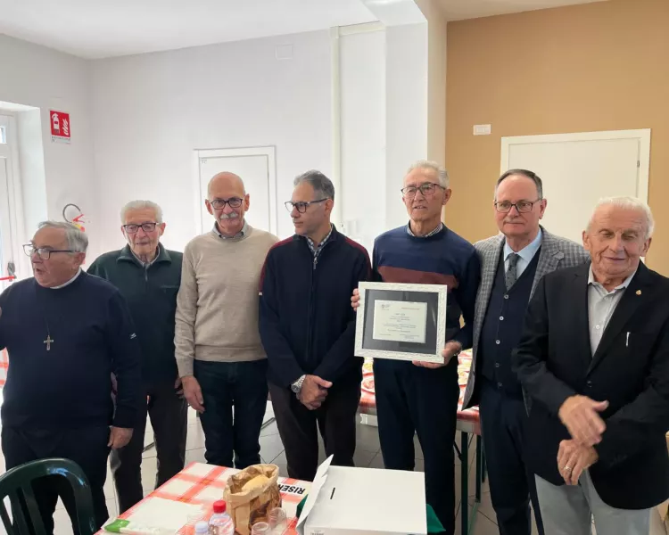 Il sindaco Ezio Donadio insieme il presidente provinciale Acli di Cuneo Elio Lingua e al segretario provinciale Michele Fattoruso durante la consegna della targa