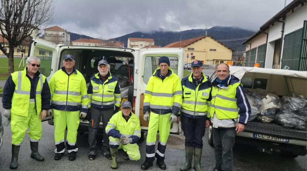 Il gruppo di volontari della Protezione Civile e l'Assessore all'Ambiente Diego Bressi