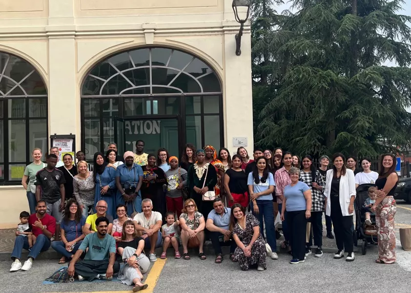 I volontari e gli studenti del corso di Scuola di Italiano per Stranieri dell'anno scolastico appena concluso