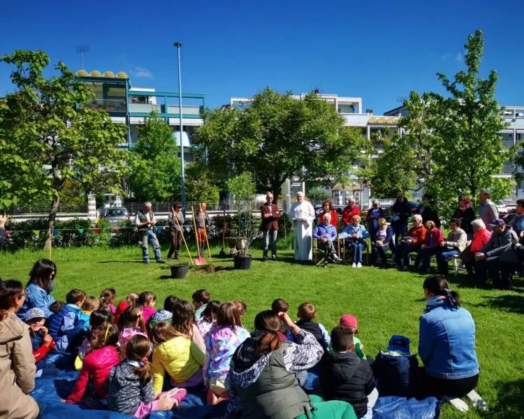 Il toccante momento in ricordo della maestra Marina Daniele