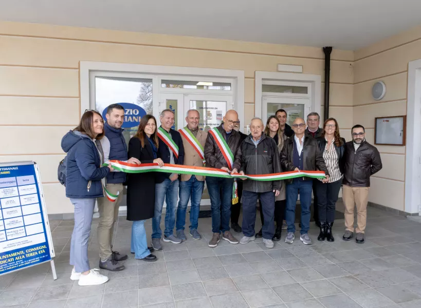 Il taglio del nastro all'inaugurazione dello Spazio Anziani