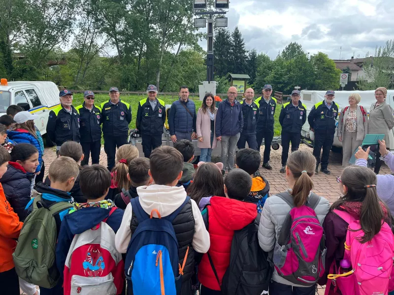 Gli alunni dell'IC Carducci insieme ai volontari della Protezione Civile e l'amministrazione comunale