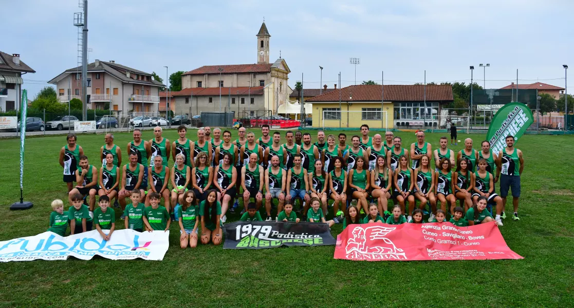 La squadra della Podistica Buschese con le nuove divise
