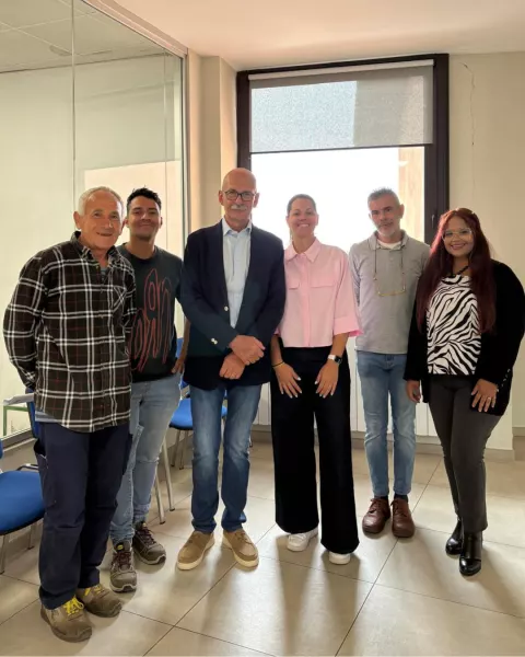 Il Sindaco Ezio Donadio e la Vicesindaca Beatrice Aimar insieme ad alcune delle risorse interessate dai progetti