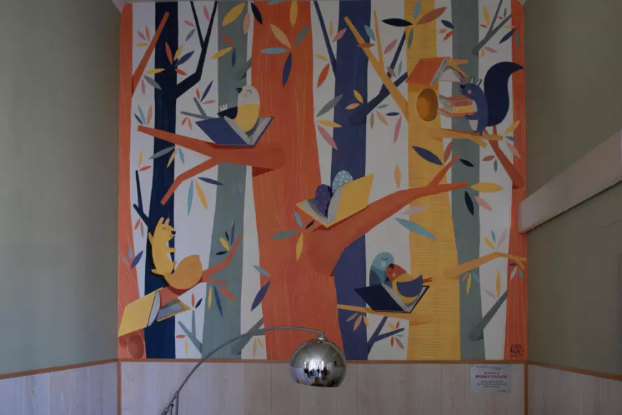 La nuova decorazione murale all'ingresso della Biblioteca