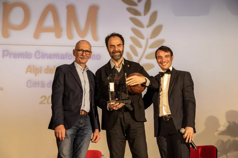 La consegna della targa di cristallo da parte del Sindaco Ezio Donadio e del presidente del Circolo Méliès Mattia Bertaina