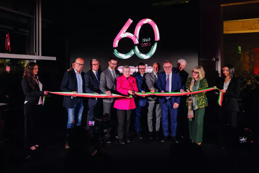 Il momento del taglio del nastro con i vertici dell'azienda, le autorità e i rappresentanti di categoria