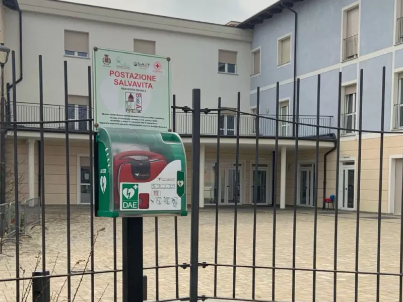 Uno dei DAE di Busca, posizionato all’esterno e sempre disponibile.