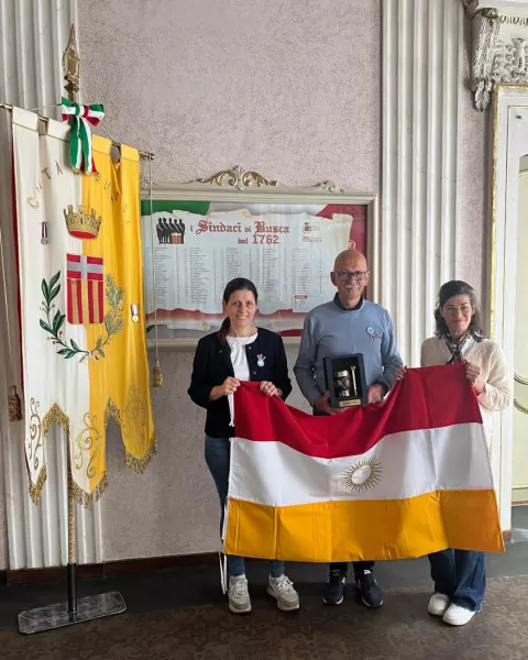 Maria Magdalena Verón detta Maghi insieme al Sindaco Ezio Donadio e dall’Assessora Lucia Rosso