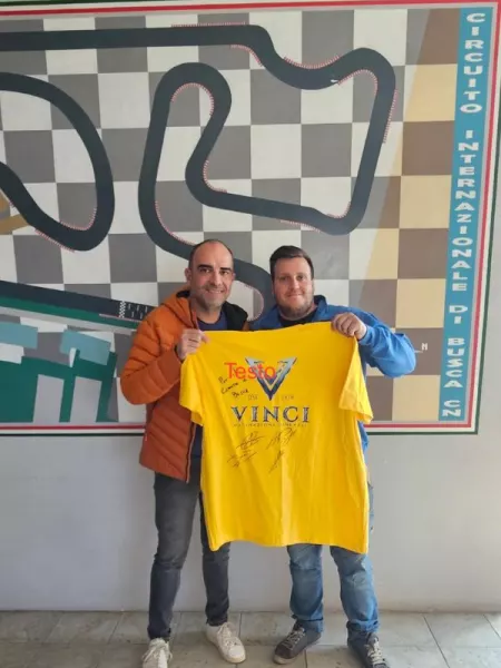 A destra Leonardo Speranza consegna la maglietta autografata dai campioni all'assessore con delega allo sport Diego Bressi