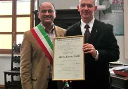 Il sindaco, Luca Gosso, con Marino Roberto Eandi