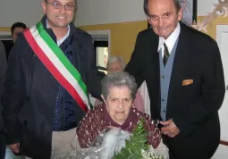 Margherita Falco con il sindaco, Luca Gosso, e Bernardo Aimar, amico della signora e sindaco di Busca dal 1972 al 1975