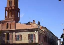 La torre di Palazzo San Martino, ora torre civica, in stile neogotico