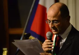 Il sindaco Luca Gosso durante la cerimonia di inaugurazione dei restauri del muncipio nell'anniversario dei 250 anni del titolo di Città, il 5 dicembre scorso