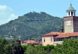 La collina dell'Eremo e il campanile della Rossa, i due simboli della città 