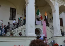 La scalinata d'ingresso all'Eremo in occasione di uno degli eventi estivi dell'iniziativa 'Sui sentieri dei Grimaldi'