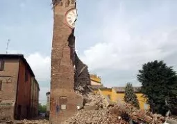 Il campanile di Moglia subito dopo il terremoto: fu l'immagine simbolo del tragico evento