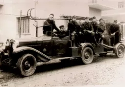 I Pompieri di Busca sul primo mezzo a motore attrezzato (foto archivio studio Pignatta. Dal libro 'Buschesi' - Fusta Editore)