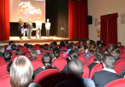 In coro per un sogno. Lo spettacolo della scuola di Moglia