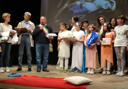 In coro per un sogno. Lo spettacolo della scuola di Moglia