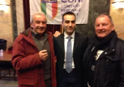 Roberto Petrone, al centro, con Giangi Giordano, delegato Coni di Busca, e l'assessore allo Sport Gian Franco Ferrero