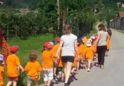 I bambini in passeggiata verso la collina