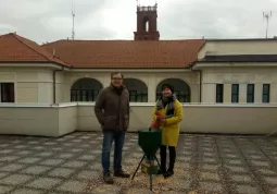 Il sindaco, Marco Gallo, e Laura Chiotasso, una delle promotrici dell'inizativa, sul terrazzo delle scuole con l'appossito apparecchio di distribuzione del mangime