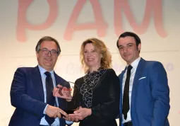 Margherita Buy riceve il 2° Premio Cinematografico Alpi del Mare - Città di Busca dal sindaco, Marco Gallo, e dal presidente del cineclub Méliès, Mattia Bertaina