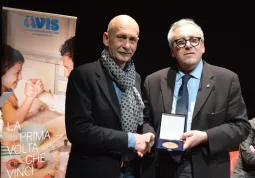 L'assessore al Volontariato, Ezio Donadio, riceve dal presidente regionale Avis la medaglia del novantennale dedicata alla Città di Busca
