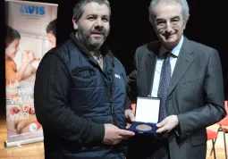 La  premiazione della sezione Avis di Busca, al presidente Adriano Marchetti la medaglia è consegnata dal prefetto di Cuneo Giovanni Russo