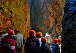I suggestivi canyon dell’alabastro rosa di Busca che si trovano sulla collina dell'Eremo devono essere visitati con accompagnamento