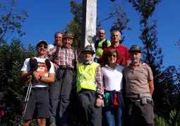 Camminata alpina sulla collina di Busca