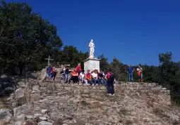 Camminata alpina sulla collina di Busca