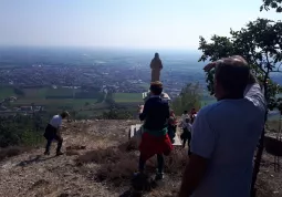 Camminata alpina sulla collina di Busca