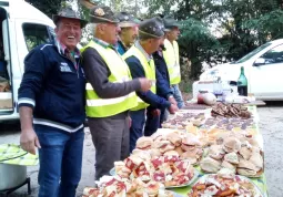 Camminata alpina sulla collina di Busca