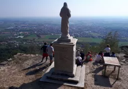 Camminata alpina sulla collina di Busca