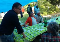 Camminata alpina sulla collina di Busca