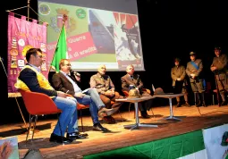 VI Novembre - Mattinata con il generale Cravarezza e la consegna del Tricolore alle scuolaresche da parte del Lions Club Busca e Valli