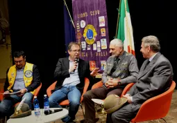 VI Novembre - Mattinata con il generale Cravarezza e la consegna del Tricolore alle scuolaresche da parte del Lions Club Busca e Valli