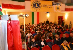 VI Novembre - Mattinata con il generale Cravarezza e la consegna del Tricolore alle scuolaresche da parte del Lions Club Busca e Valli