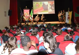 VI Novembre - Mattinata con il generale Cravarezza e la consegna del Tricolore alle scuolaresche da parte del Lions Club Busca e Valli