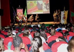 VI Novembre - Mattinata con il generale Cravarezza e la consegna del Tricolore alle scuolaresche da parte del Lions Club Busca e Valli