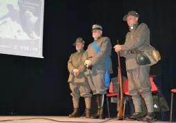 VI Novembre - Mattinata con il generale Cravarezza e la consegna del Tricolore alle scuolaresche da parte del Lions Club Busca e Valli