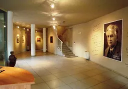 La sua casa è diventata galleria d'arte e centro di incontri culturali
