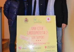 Jacopo Giamello, ideaore e curatore del progetto Una città cardioprotetta,  al centro, con il silndaco e il videcesindaco, Marco Gallo e Gianmichele Cismondi