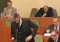 Il relatore di maggioranza della Leggre regionale di fusione fra Busca e Valmala Mario Giacone, della Lista Civica Chiamparino Presidente, mentre illustra la legge oggi  all'assemblea