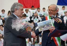 Il sindaco di Caldarola Luca Giuseppetti con il il presidente del Parlamento Europeo Antonio Tajani sabato scorso all'inaugurazione della scuola